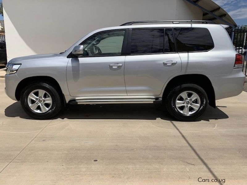 Toyota Land Cruiser GXL V8 in Uganda