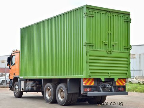 Mercedes-Benz Actros 3340 (pulling) in Uganda