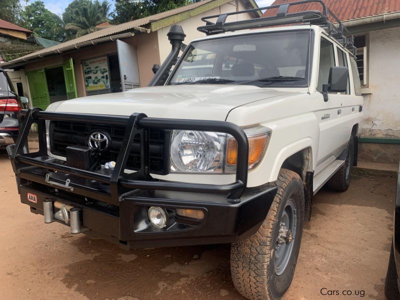 Toyota land cruiser hard top in Uganda