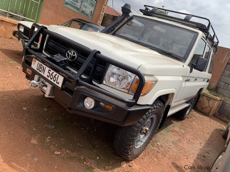 Toyota land cruiser hard top in Uganda