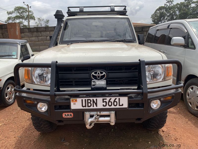 Toyota land cruiser hard top in Uganda