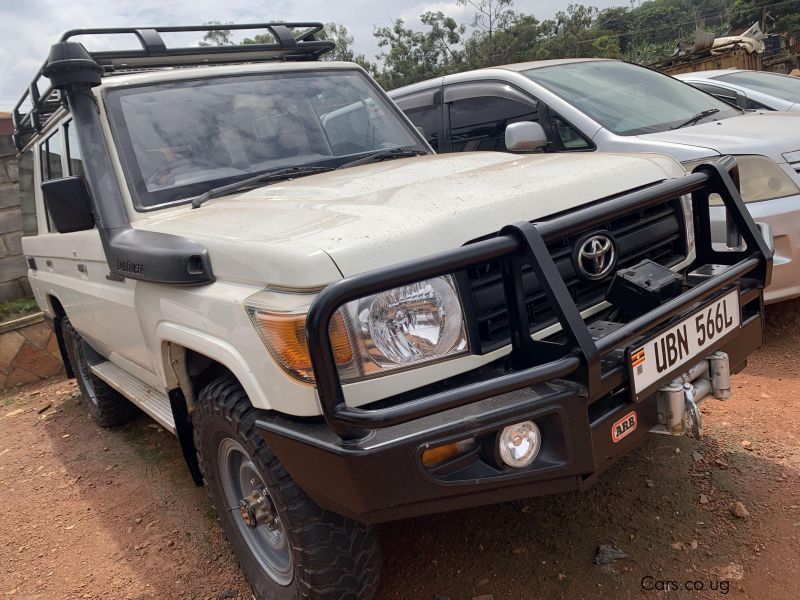 Toyota land cruiser hard top in Uganda