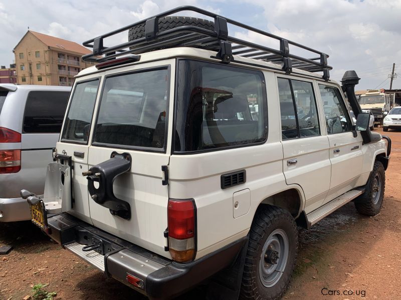 Toyota land cruiser hard top in Uganda