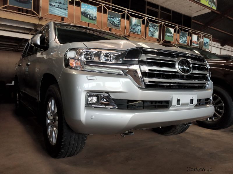 Toyota  Land Cruiser Sahara V8 in Uganda