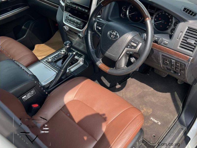 Toyota Land Cruiser V8 ZX in Uganda