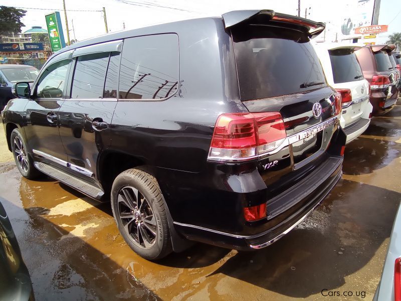 Toyota Land Cruiser v8 in Uganda