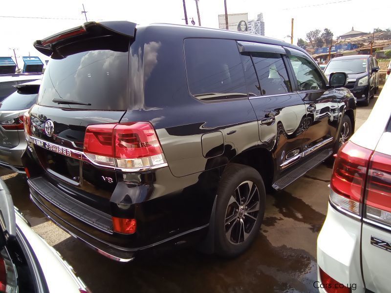 Toyota Land Cruiser v8 in Uganda